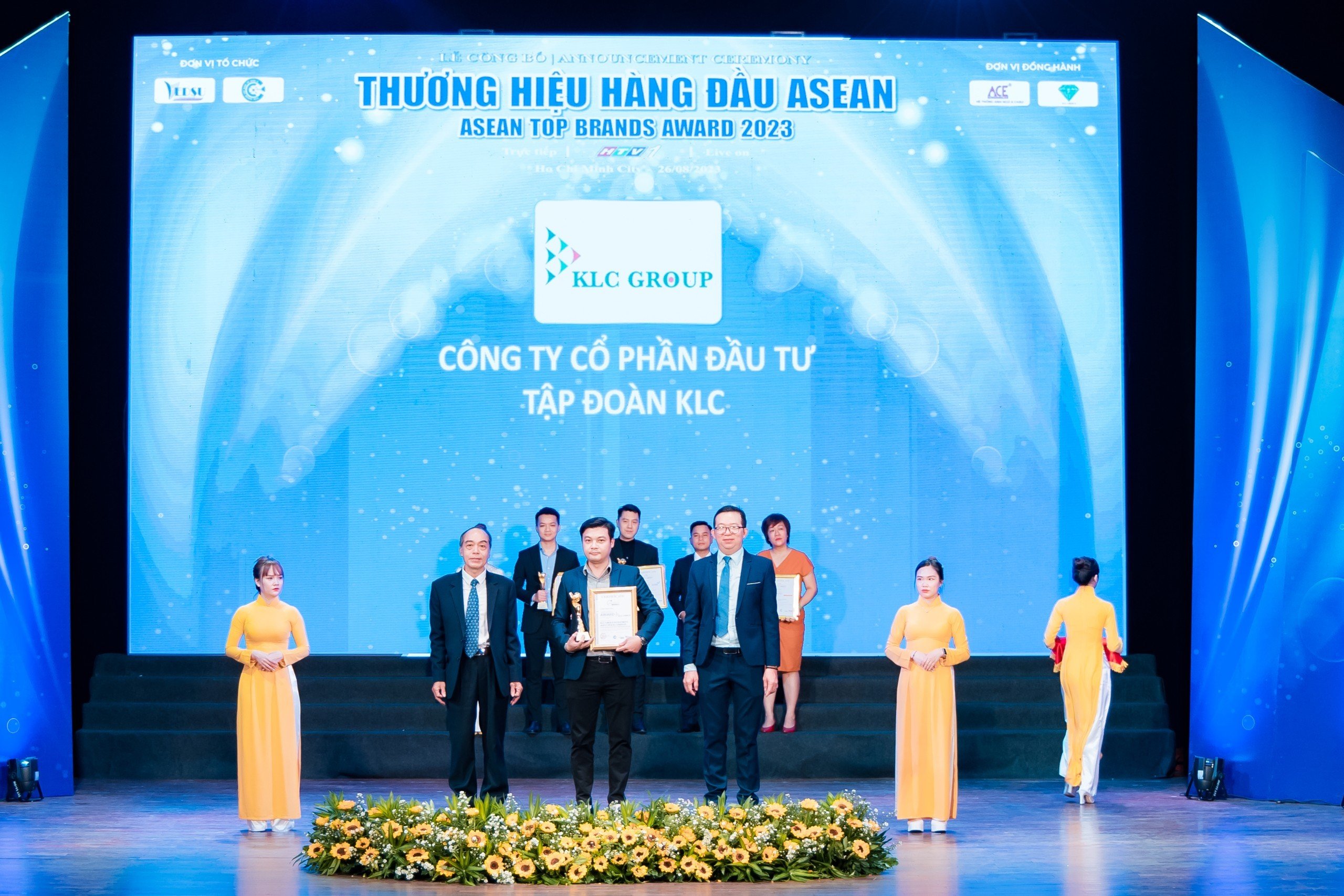 KLC Group đã đón nhận 2 giải thưởng lớn “ Thương hiệu hàng đầu” và “ Môi trường làm việc tốt nhất” – ASEAN Top Brands Award 2023 