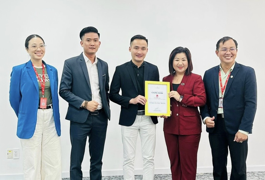 Đại diện CĐT Vinhomes bà Nguyễn Huỳnh Cẩm Như - Quản lý đại lý Vùng 5 trao chứng nhận đại lý phân phối chính thức cho Stareal