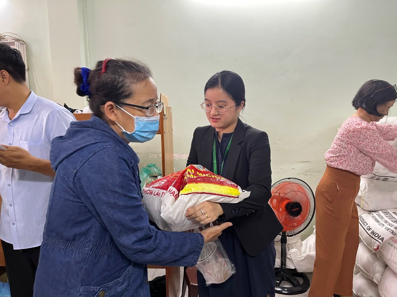 Bà Khôi Nguyên đại diện KLC Group gửi gạo đến bà con
