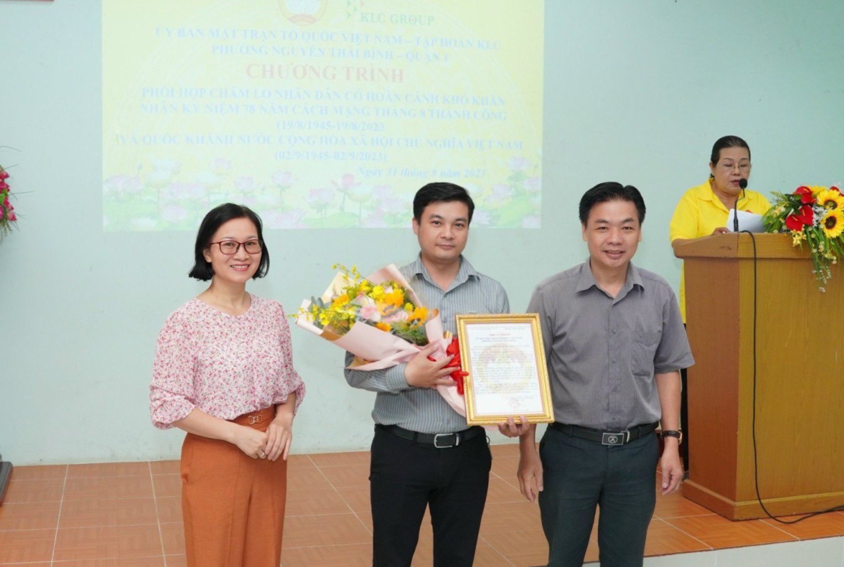 Lãnh đạo UBND phường Nguyễn Thái Bình tặng hoa và thư cảm ơn tới KLC Group.