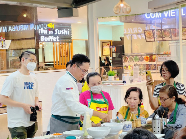 Chef Mai Phuoc Tan, the Kitchen Manager of the KLC Service Center, shared the recipes for two signature dishes