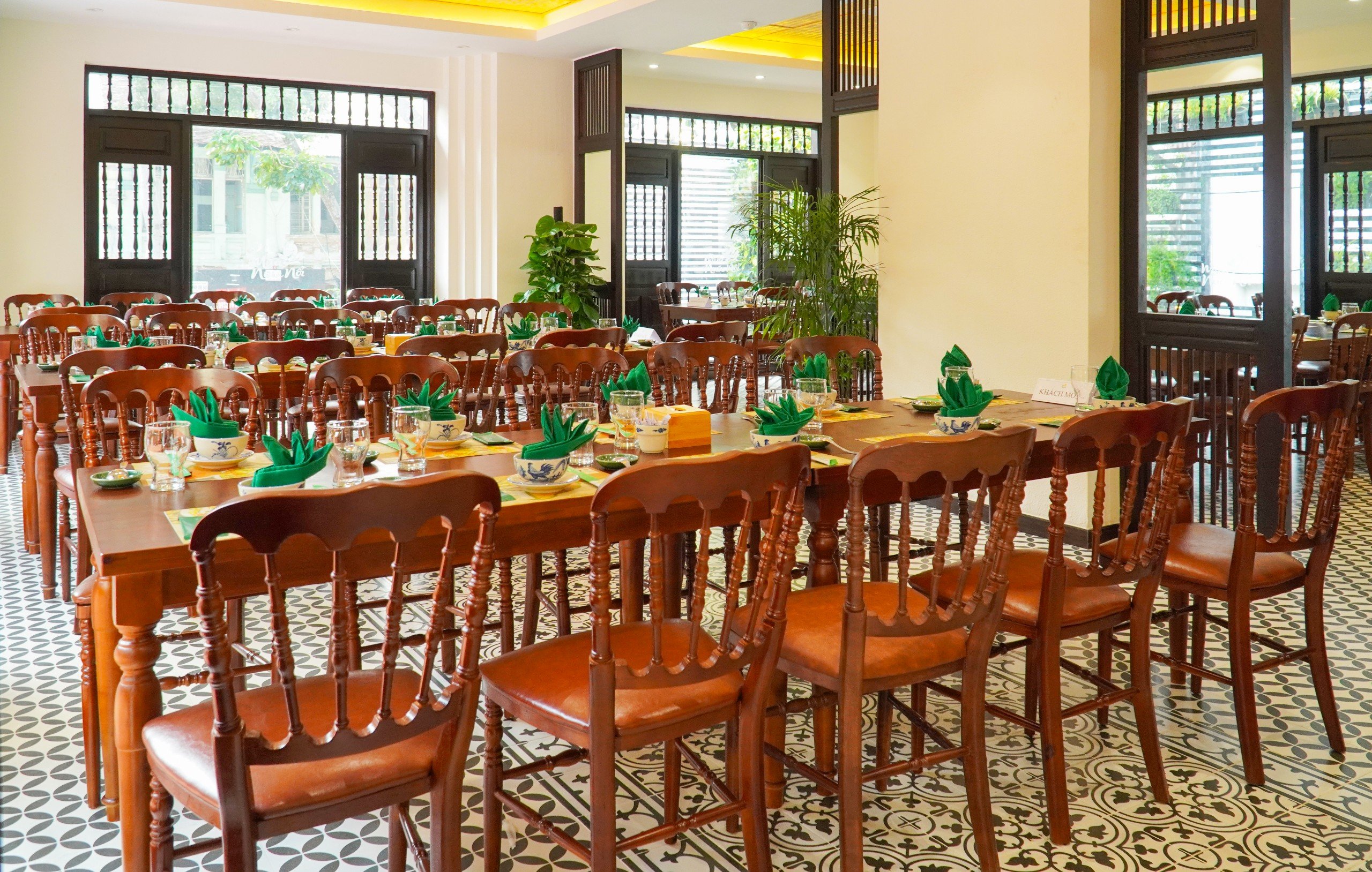 Không gian nhà hàng được trang trí đậm chất miền Tây với tông màu nâu gỗ chủ đạo.