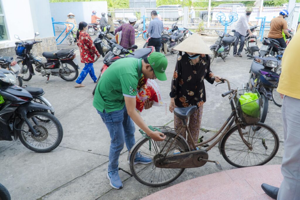 “Đội quân áo xanh” ân cần hỗ trợ các cụ lớn tuổi.