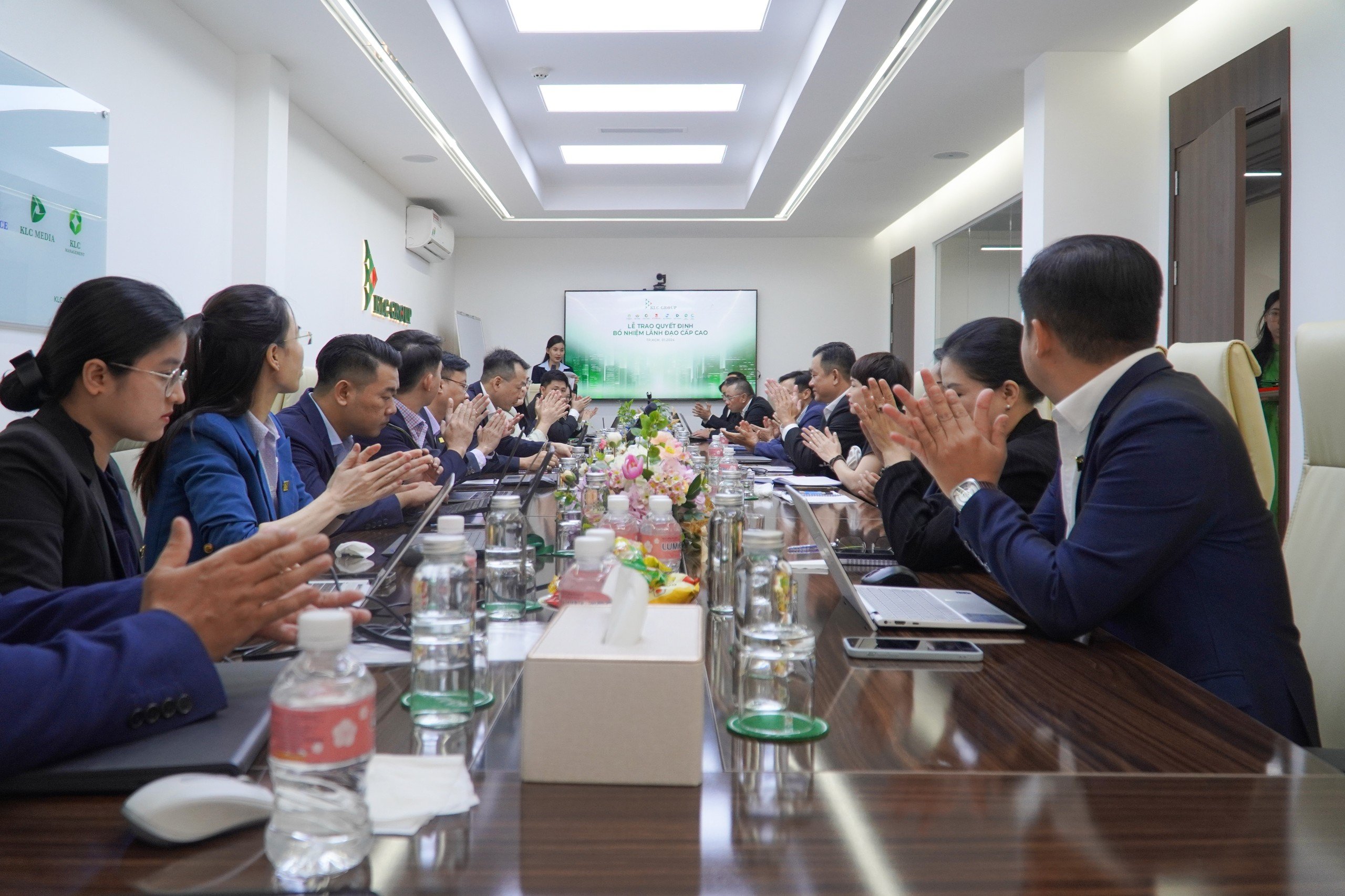 Những tràng vỗ tay chúc mừng đến các Lãnh đạo trong lễ trao quyết định bổ nhiệm vào sáng nay.