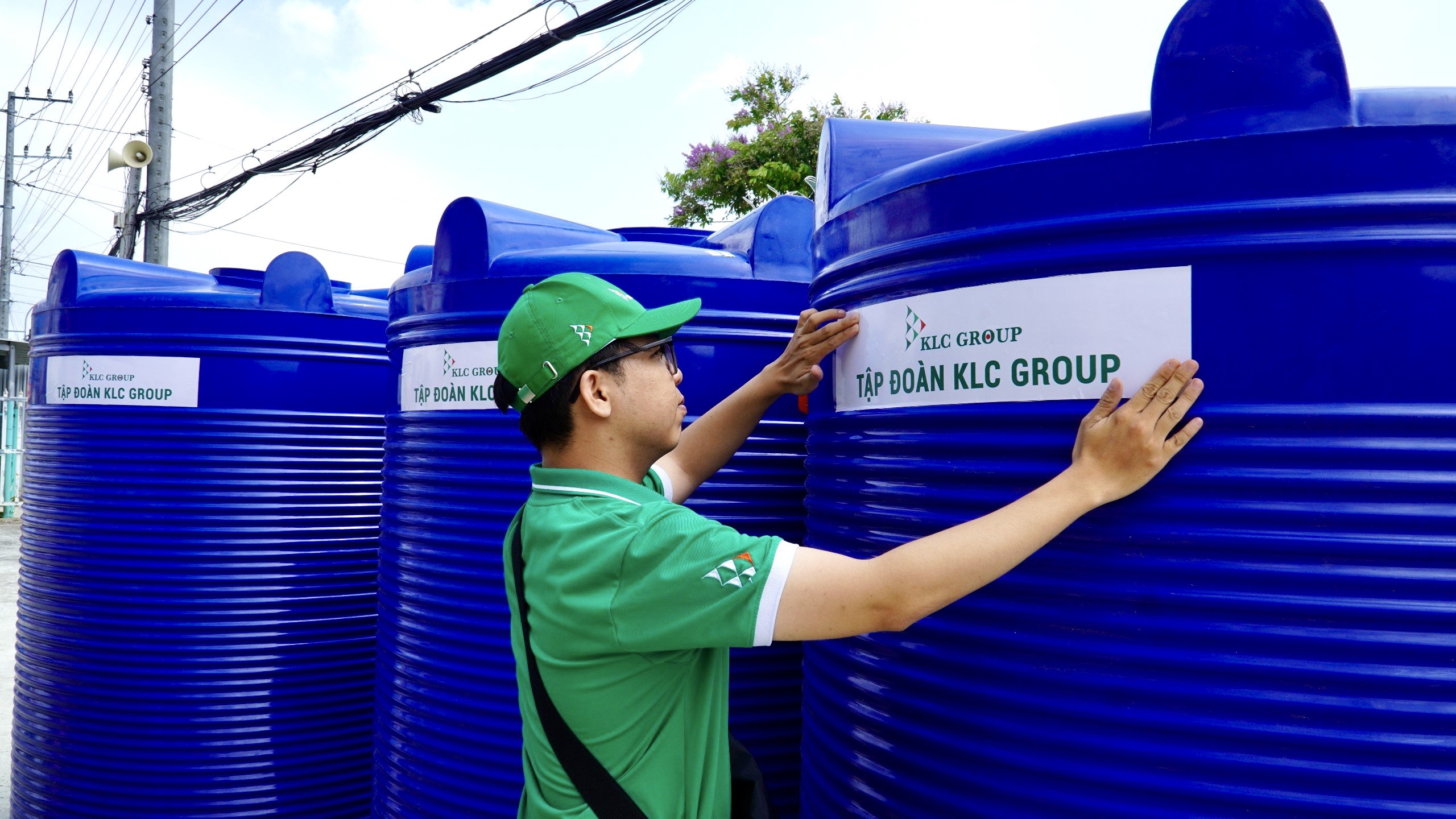 KLC Group đã chuẩn bị bồn chứa nước chỉn chu để trao đến bà con Gò Công Đông