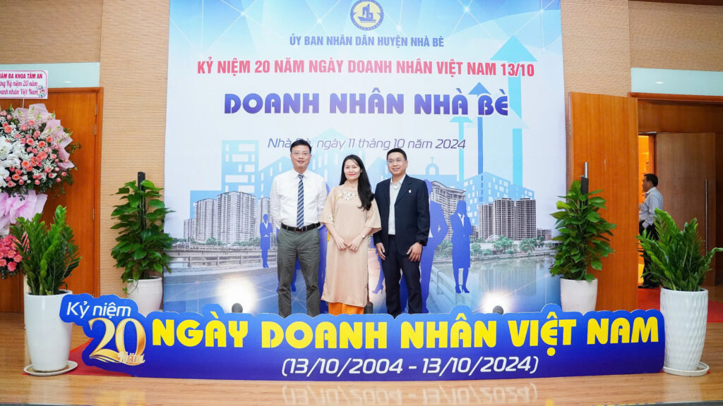 Ông Trần Trung Kiên (bên trái) và ông Phạm Hoàng Phong (bên phải) tham gia buổi họp mặt kỷ niệm 20 năm ngày Doanh nhân Việt Nam 13/10.