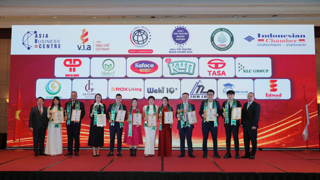 Bà Đặng Thị Hương Giang - Phó Tổng Giám đốc KLC Group (thứ 6 từ phải sang) đại diện KLC Group nhận giải thưởng “Sản phẩm - Dịch vụ chất lượng Quốc tế 2024” tại Diễn đàn kinh tế Châu Á 2024.