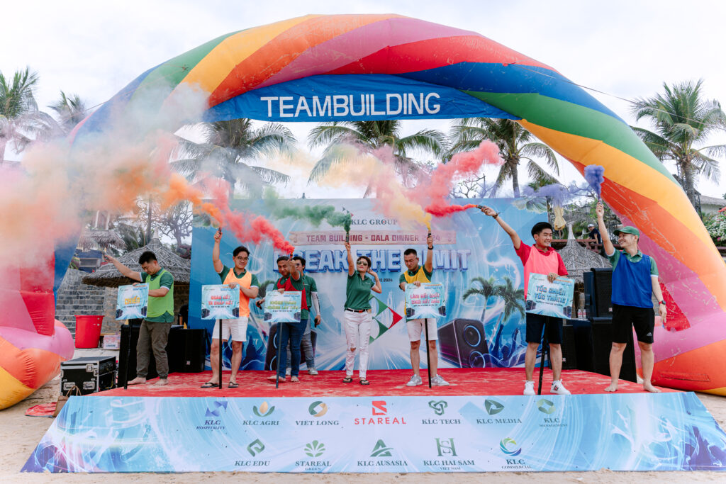 Bà Đặng Thị Hương Giang - Phó Tổng giám đốc Tập đoàn khai mạc chương trình Team Building.