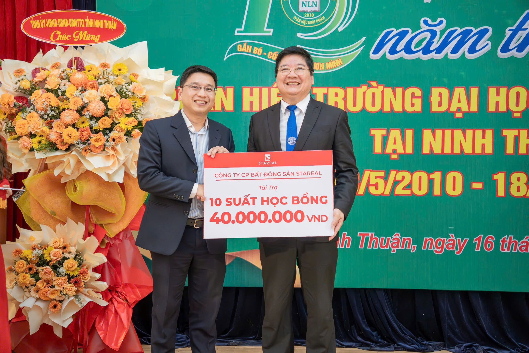 Ông Phạm Hoàng Phong – CEO Stareal trao tặng học bổng đến đại diện nhà trường, TS. Trần Đình Lý – Phó hiệu trưởng trường ĐH Nông Lâm TP HCM kiêm Giám đốc Phân hiệu Ninh Thuận.