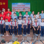 Ban Lãnh đạo UBND phường Mỹ Phong, Ban Lãnh đạo KLC Group, Stareal và các em học sinh tại chương trình.