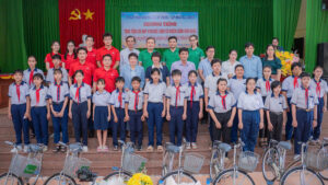 Ban Lãnh đạo UBND phường Mỹ Phong, Ban Lãnh đạo KLC Group, Stareal và các em học sinh tại chương trình.
