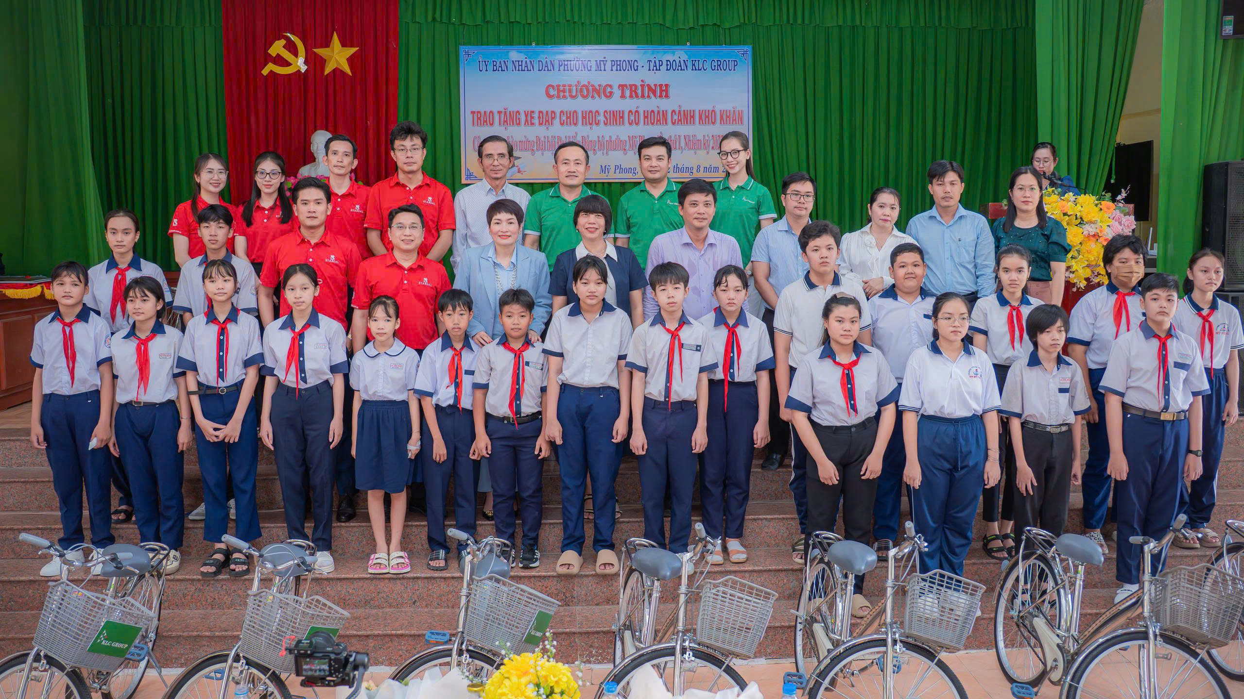 Ban Lãnh đạo UBND phường Mỹ Phong, Ban Lãnh đạo KLC Group, Stareal và các em học sinh tại chương trình.